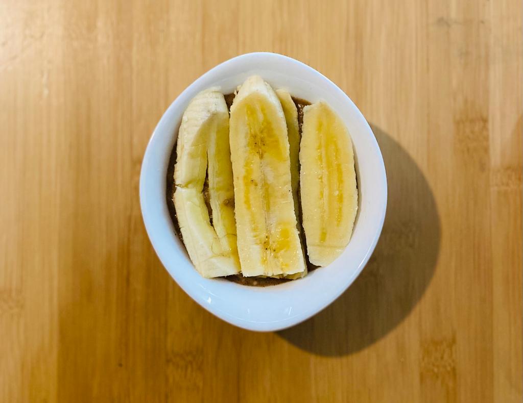MugCake cubierto de Plátano