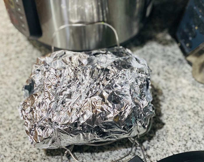 Salmón con espárragos y champiñones dentro de saco de papel de aluminio