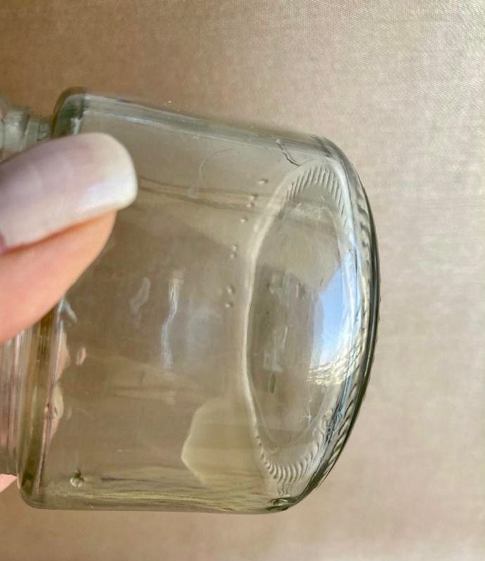 Envase de vidrio limpio y enjuagado con limón 