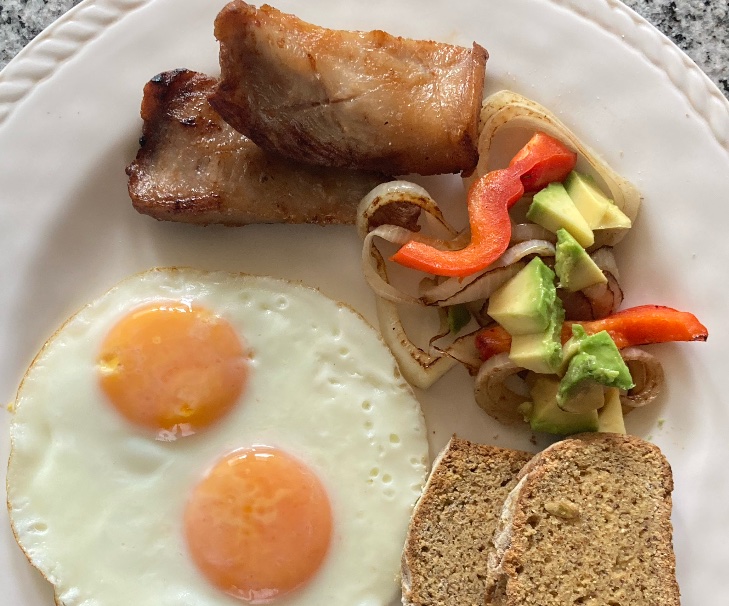 Desayuno con Malaya de Cerdo, vegetales salteados, huevos orgánicos y Pan de Almendra y Coco
